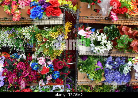 Verschiedene Arten von Blumen in Kartons auf Metallregale bereit zum Verkauf. Stockfoto