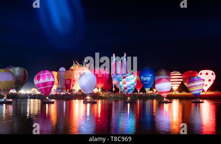 Balloon Festival in Singha Park, Heißluftballons, an einem See gesäumt, Provinz Chiang Rai, Nordthailand, Thailand Stockfoto