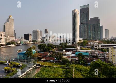 Panoramablick vom Symbol Siam, Skyline am Mae Nam Chao Phraya, Bang Rak Distrikt und Khlong San Stadtteil Thonburi, Bangkok, Thailand Stockfoto