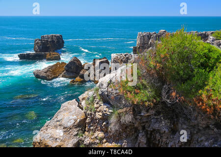 Malerischer Blick auf die Wellen des Atlantik, Boca do Inferno (Hölle der Mund), Cascais, in Lissabon, Portugal Stockfoto