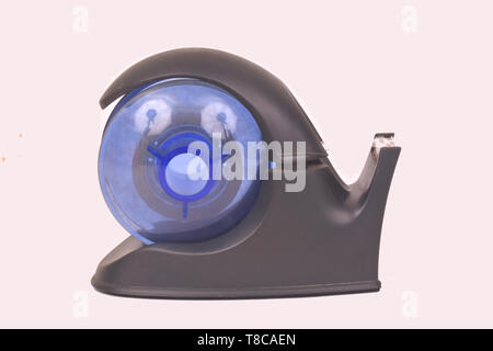 Tape Dispenser auf weißem Hintergrund Stockfoto