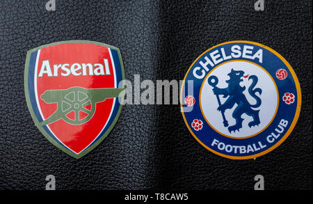 Mai 11, 2019 Baku, Aserbaidschan. Embleme der Finalisten der UEFA Europa League Saison 2018/2019 des FC Arsenal (London) und FC Chelsea (London) auf einer Stockfoto