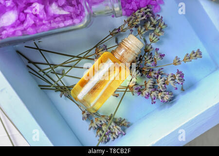 Flaschen des wesentlichen Öls mit Lavendel und Meersalz in Feld Stockfoto