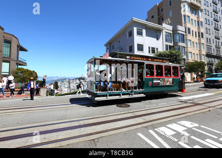 Editorial Bild San Francisco, Kalifornien, USA -04/22/2019: Touristen auf der Powell & Hyde Sts. Linie der Cable Car Route erreichen die berühmte Lombard St Stockfoto