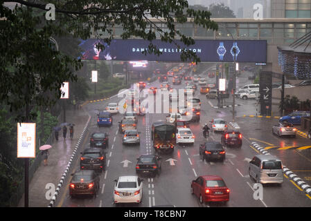 Verkehr auf Stadt Straße während Regendusche in Kuala Lumpur, Malaysia Stockfoto