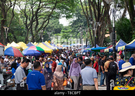 Menschen in überfüllten Markt in Kuala Lumpur, Malaysia Stockfoto