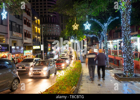 Straßenszene in Bukit Bintang in der Nacht in Kuala Lumpur, Malaysia Stockfoto