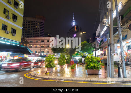 Straßenszene in Bukit Bintang in der Nacht, oben auf dem KL Tower im Hintergrund, Kuala Lumpur, Malaysia Stockfoto