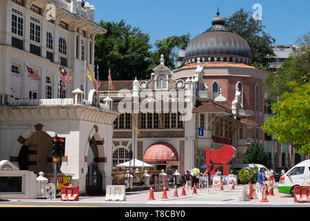 Kuala Lumpur City Galerie mit den ICH LIEBE (Herz) KL anmelden, (linke Seite nationale Musik Museum) in Merdeka Square, Kuala Lumpur, Malaysia Stockfoto