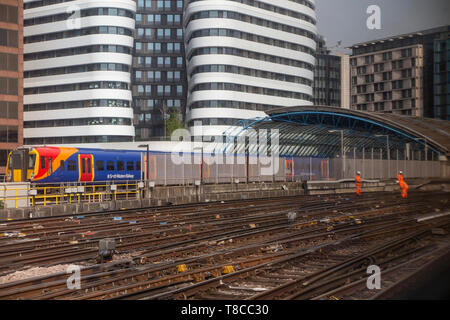 Ein South Western Zug fährt Waterloo Station in London. Stockfoto