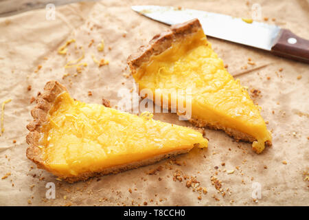 Stücke von leckeren Zitronenkuchen auf Tisch Stockfoto