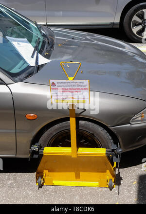 Auto schelle Rad blockiert, weil der illegalen Parkplatz Verletzung in Brickfields (Little India), Kuala Lumpur, Malaysia Stockfoto