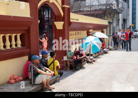 Bettler, die außerhalb einer chinesische Tempel in Kuala Lumpur, Malaysia Stockfoto