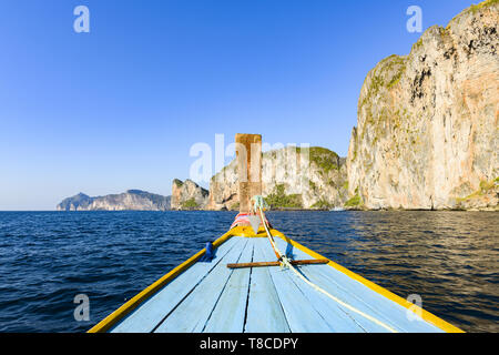 (Selektive Fokus) atemberaubenden Blick auf einige Kalkstein Berge in der Umgebung der schönen Maya Bay. Foto von einem traditionellen Long tail Boot genommen. Stockfoto