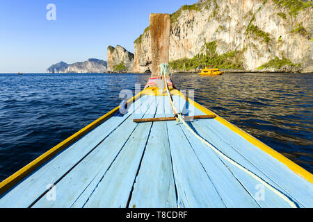 (Selektive Fokus) atemberaubenden Blick auf einige Kalkstein Berge in der Umgebung der schönen Maya Bay. Foto von einem traditionellen Long tail Boot genommen. Stockfoto