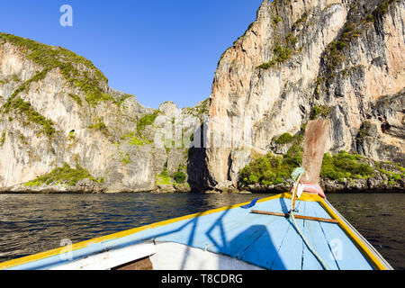 (Selektive Fokus) atemberaubenden Blick auf einige Kalkstein Berge in der Umgebung der schönen Maya Bay. Foto von einem traditionellen Long tail Boot genommen. Stockfoto