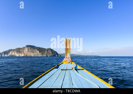 (Selektive Fokus) atemberaubenden Blick auf einige Kalkstein Berge in der Umgebung der schönen Maya Bay. Foto von einem traditionellen Long tail Boot genommen. Stockfoto