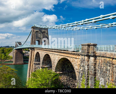 Die menai Hängebrücke, die Verknüpfung von Anglesey in Nordwesten von Wales. Stockfoto
