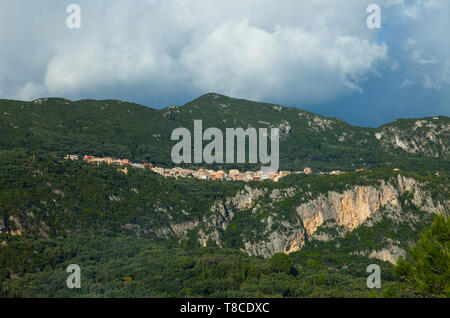 Pueblo de la Montaña cercano Al pueblo de Paleokastritsa, Isla de Kalogria, Islas Jónicas, Grecia, Mar Mediterráneo Stockfoto