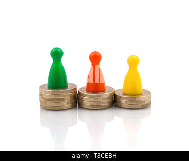 Männlich Weiblich Einkommen Gleichheit, Differenz in Lohn. Schachfiguren Stans auf ungleichen Verteilung Münze Stapel Stockfoto