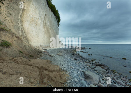 Küstenlandschaft und Ostsee im Nationalpark Jasmund auf der Insel Rügen in Deutschland Stockfoto
