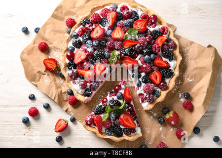 Köstliche Kuchen mit reife Beeren auf Tabelle, Ansicht von oben Stockfoto