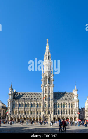 Vorderansicht der Stadt Halle und ihrer 96 Meter hohen Glockenturm auf dem Grand Place in Brüssel, Belgien. Stockfoto