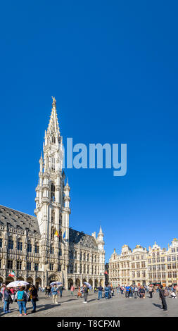Das Rathaus mit seinem 96 Meter hohen Glockenturm auf dem Grand Place in Brüssel, Belgien. Stockfoto