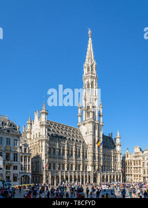 Das Rathaus mit seinem 96 Meter hohen Glockenturm auf dem Grand Place in Brüssel, Belgien. Stockfoto