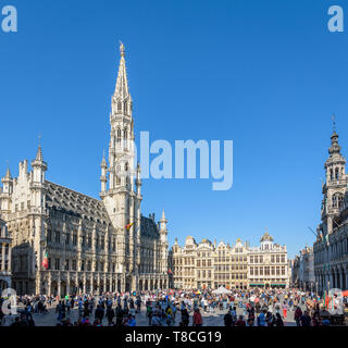 Das Rathaus mit seinem 96 Meter hohen Glockenturm auf dem Grand Place in Brüssel, Belgien. Stockfoto