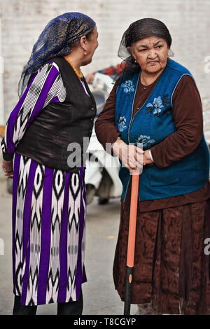 Zwei Uyghur-Frauen in traditioneller Kleidung. Hotan-Xinjiang-China-0128 Stockfoto