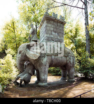 Orcus Mund Skulptur an der berühmten Parco dei Mostri (Park der Monster), auch genannt Sacro Bosco (Heiligen Hain) oder Gärten von Bomarzo in Bomarzo, provi Stockfoto