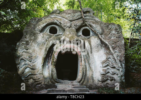 Orcus Mund Skulptur an der berühmten Parco dei Mostri (Park der Monster), auch genannt Sacro Bosco (Heiligen Hain) oder Gärten von Bomarzo in Bomarzo Stockfoto