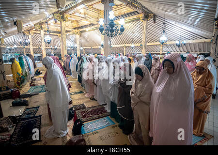 Yogyakarta, Indonesien. 10. Mai, 2019. Dieses Bild wurde am 10. Mai 2019 zeigt die indonesischen Muslime Durchführung Tarawih Gebet von Kauman Große Moschee, Yogyakarta, Indonesien während des heiligen Monats Ramadan. Muslime auf der ganzen Welt nicht von morgens bis abends essen, zu beten und für nächtliche Feste sammeln die fast während des Ramadan zu brechen. Credit: Rizqullah Hamiid Saputra/Pacific Press/Alamy leben Nachrichten Stockfoto