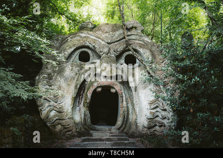 Orcus Mund Skulptur an der berühmten Parco dei Mostri (Park der Monster), auch genannt Sacro Bosco (Heiligen Hain) oder Gärten von Bomarzo in Bomarzo Stockfoto