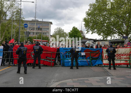 Pforzheim, Deutschland. 11. Mai, 2019. Polizisten schauen Sie den Zähler protestieren. Rund 80 Menschen in einem Marsch durch Pforzheim, organisiert von der rechten Seite nahm Partei 'Die Rechte' (rechts). Die wichtigsten Fragen der März war die Förderung der Abstimmung für Rechte Sterben" in der bevorstehenden Europawahl und ihren Anti-Einwanderungspolitik. Sie wurden von mehreren hundert Zähler konfrontiert - Demonstranten aus verschiedenen politischen Organisationen. Quelle: Michael Debets/Pacific Press/Alamy leben Nachrichten Stockfoto