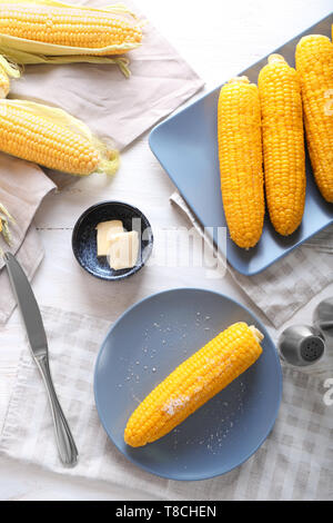 Komposition mit gekochte Maiskolben auf hölzernen Tisch Stockfoto