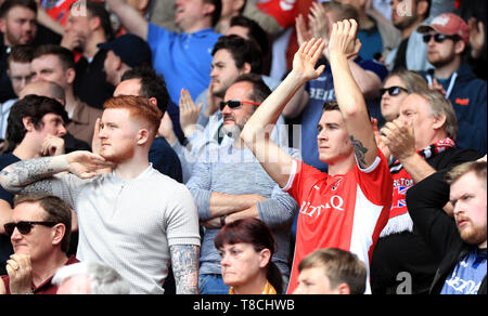 Charlton Athletic Fans feiern nach dem Sky Bet League Play-off, erste Bein am Keepmoat Stadion, Doncaster. Stockfoto