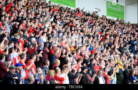 Charlton Athletic Fans feiern nach dem Sky Bet League Play-off, erste Bein am Keepmoat Stadion, Doncaster. Stockfoto