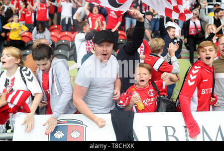 Charlton Athletic Fans feiern nach dem Sky Bet League Play-off, erste Bein am Keepmoat Stadion, Doncaster. Stockfoto