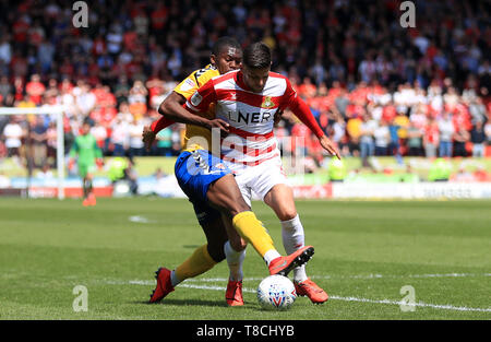 Von Charlton Athletic Anfernee Dijksteel (links) und Doncaster Rovers" Danny Andrew Kampf um den Ball während der Sky Bet League Play-off, erste Bein am Keepmoat Stadion, Doncaster. Stockfoto