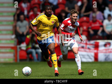 Von Charlton Athletic Anfernee Dijksteel (links) und Doncaster Rovers "Kieran Sadler während der Sky Bet League Play-off, erste Bein am Keepmoat Stadion, Doncaster. Stockfoto