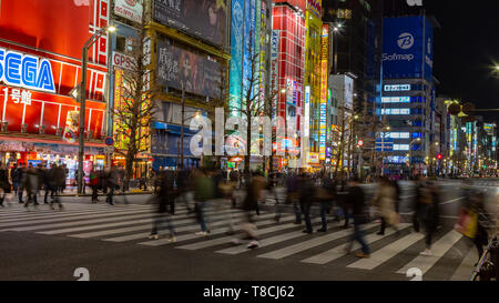 Akihabara, Japan - 23 April 2019 - Menschen zu Fuß über die Hauptstraße von Elektronik Shopping Bereich der berühmten akihabara am 23. April 2019 Stockfoto