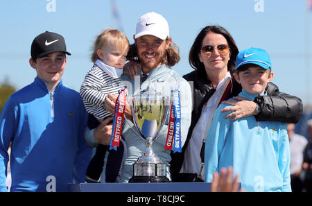 Tommy Fleetwood und Familie stellen nach dem Betfred britischen Meister im Hillside Golf Club, Southport. Stockfoto