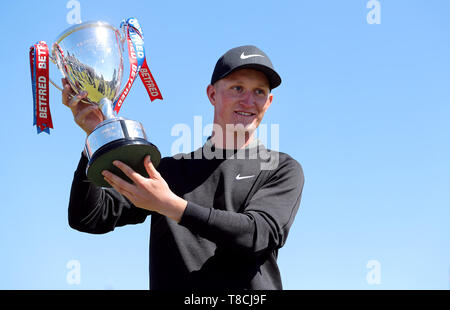 Marcus Kinhult mit der Trophäe, nachdem er das Betfred britischen Meister im Hillside Golf Club, Southport. Stockfoto