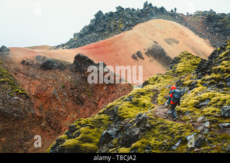 Wunderschöne Aussicht auf idyllischen Berglandschaft mit Person wandern in Landmannalaugar im Hochland von Island Stockfoto