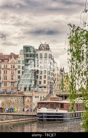 Prag, Tschechische Republik - April 26.2019 Tanzendes Haus und cruiese Schiff auf dem Fluss Vltava Stockfoto