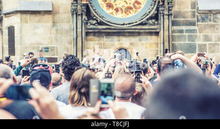 Prag, Tschechische Republik - April 26.2019. Touristen machen, Fotos und Videos auf dem Marktplatz der Altstadt. Bilder und Astronomische Uhr Orloj schießen Stockfoto