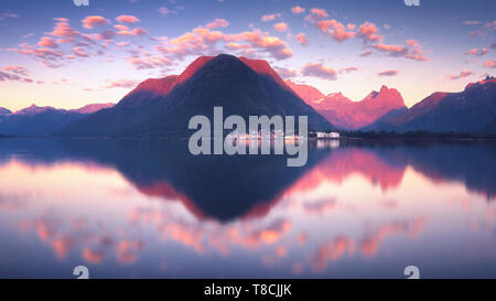 Wunderschöner Sonnenuntergang Sommer Blick der Romsdalfjord in der Nähe von Molde, Norwegen Stockfoto