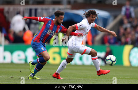 Crystal Palace Andros Townsend in Aktion mit Bournemouth Nathan Ake während der Premier League Spiel im Selhurst Park, London. Stockfoto